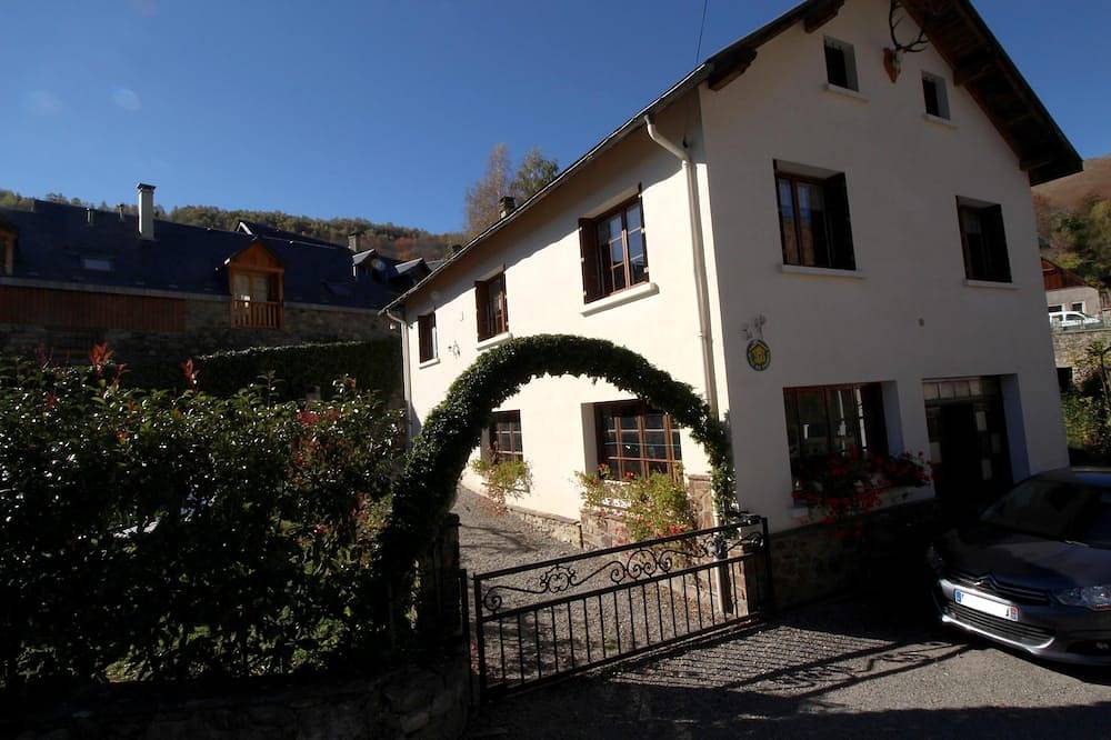 Gîte 3★ plein Sud pour 10 Personnes jardin, garage, wifi, 4 chambres, 2 Sb in Benque-Dessous-et-Dessus, Pyrénées