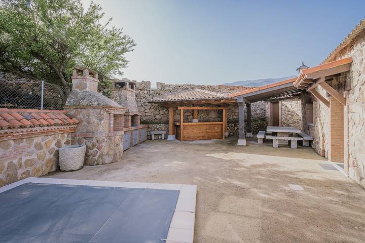 Casa rural para 16 personas, con Jardín en Navaluenga