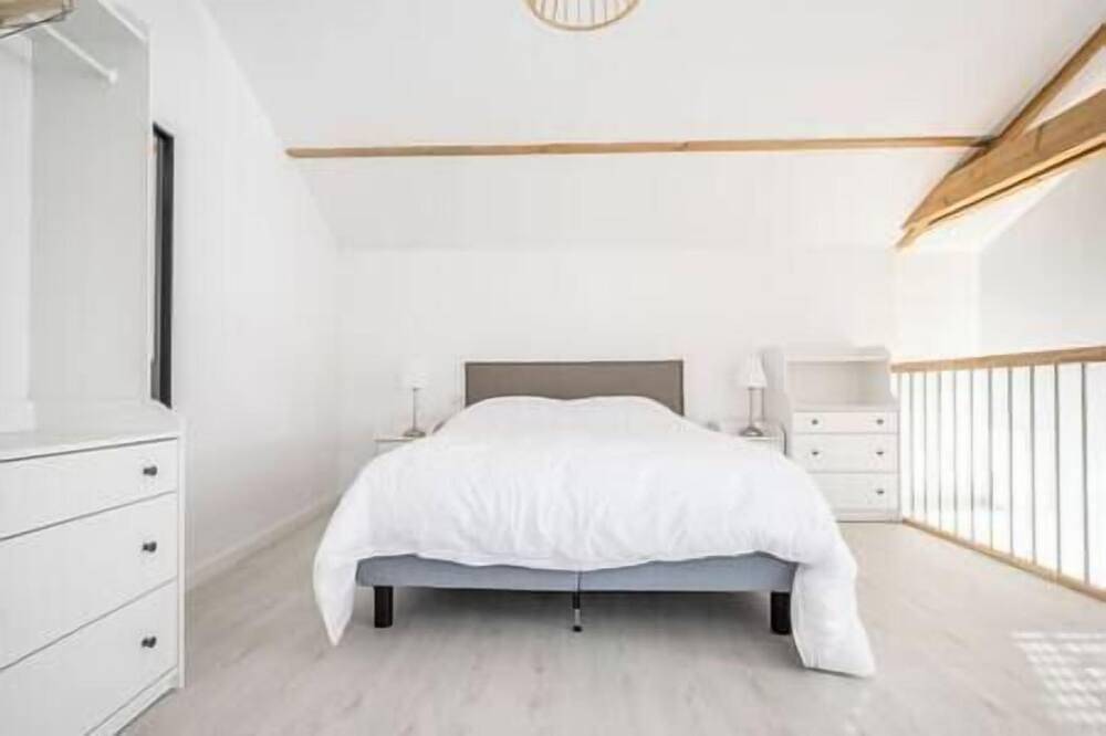 Entire apartment, Modern air-conditioned apartment with large terrace in central Pau in Pau, Béarn