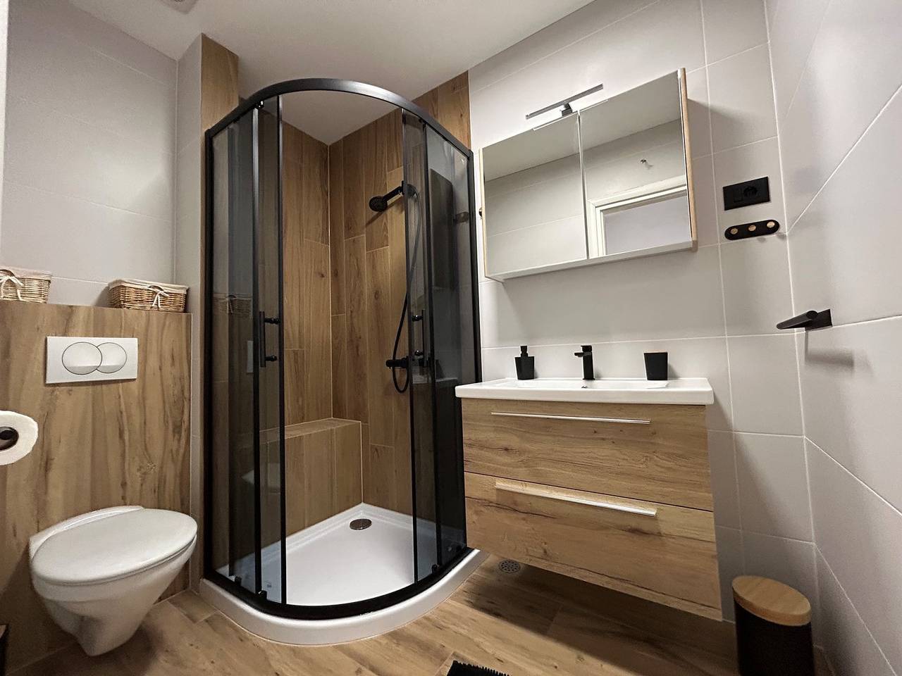 Ganze Wohnung, 2 Bedroom Apartment Karla A2 for 4 person in Stanići near city Omiš  in Stanici, Omis-Riviera