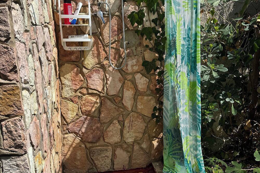 Villa Mia Carini, 150 meters from the sea and 5 km airport, beautiful vintage villa in Carini, Palermo Province