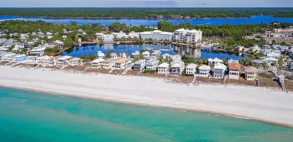 Vacation house for 18 people, with balcony and pool as well as yard in Florida-30A