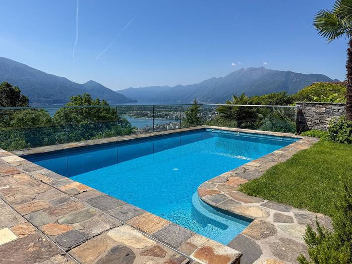 Ferienhaus für 8 Personen, mit Balkon und Garten sowie Pool und Sauna im Ticino