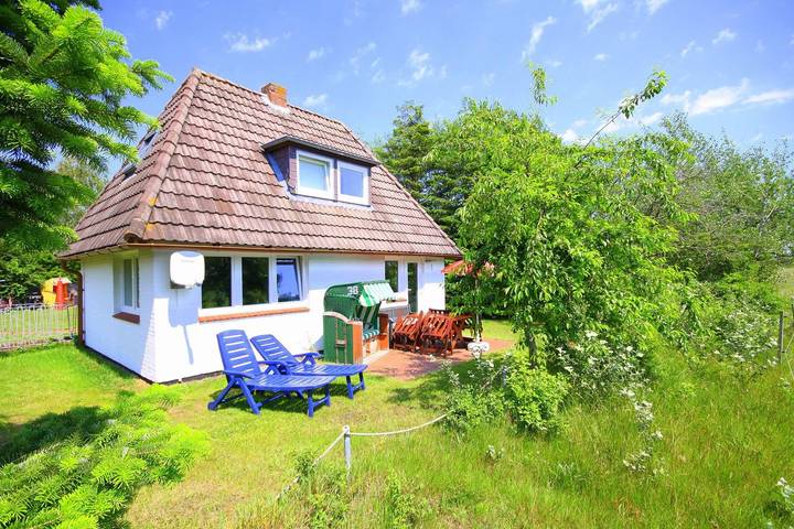 Das kleine Haus - ein süßes kleines Haus mit Garten, herrlichem Landschaftsblick in Nebel auf Amrum - WLAN, Gartenmöbel, für Familie - 5 Betten, private Terrasse, am Wald und in Strandnähe, Parkplatz, TV, 2 Ebenen in Nordfriesische Inseln (Schleswig-Holstein) (Schleswig-Holstein), Nebel