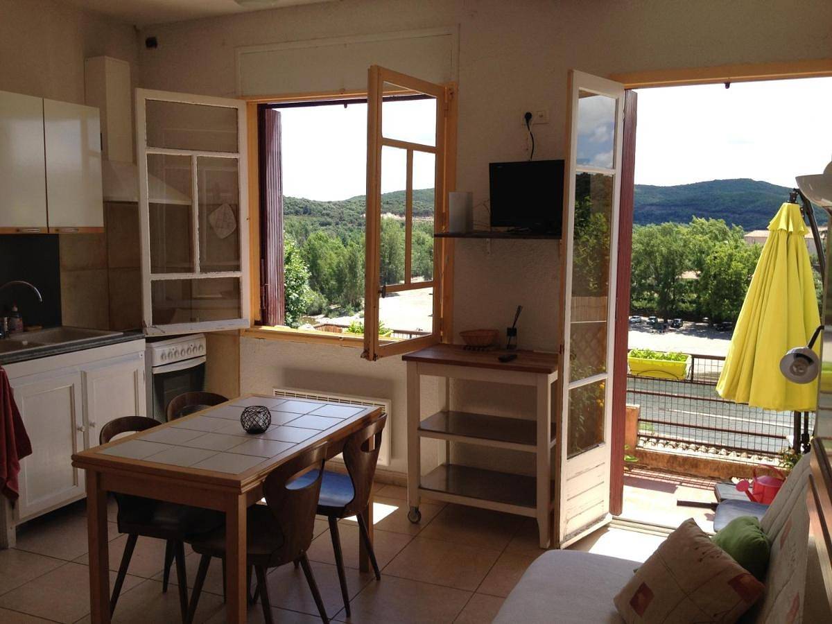 Appartement entier, Bel appartement, terrasse plein sud, Vieux Village in Roquebrun, Région de Béziers