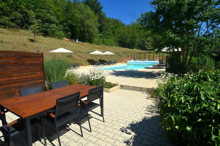Gîte pour 5 personnes, avec jardin ainsi que terrasse et piscine