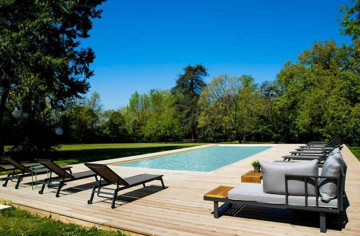 Location de vacances pour 15 personnes, avec piscine ainsi que jardin et terrasse à Flourens (Haute-Garonne)