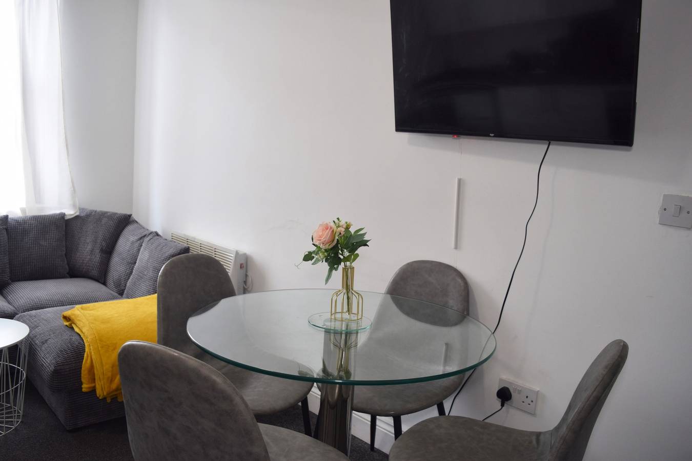 Entire holiday apartment, 2 Bed Apartment Sleeps 6 - Pets Welcome in Derbyshire