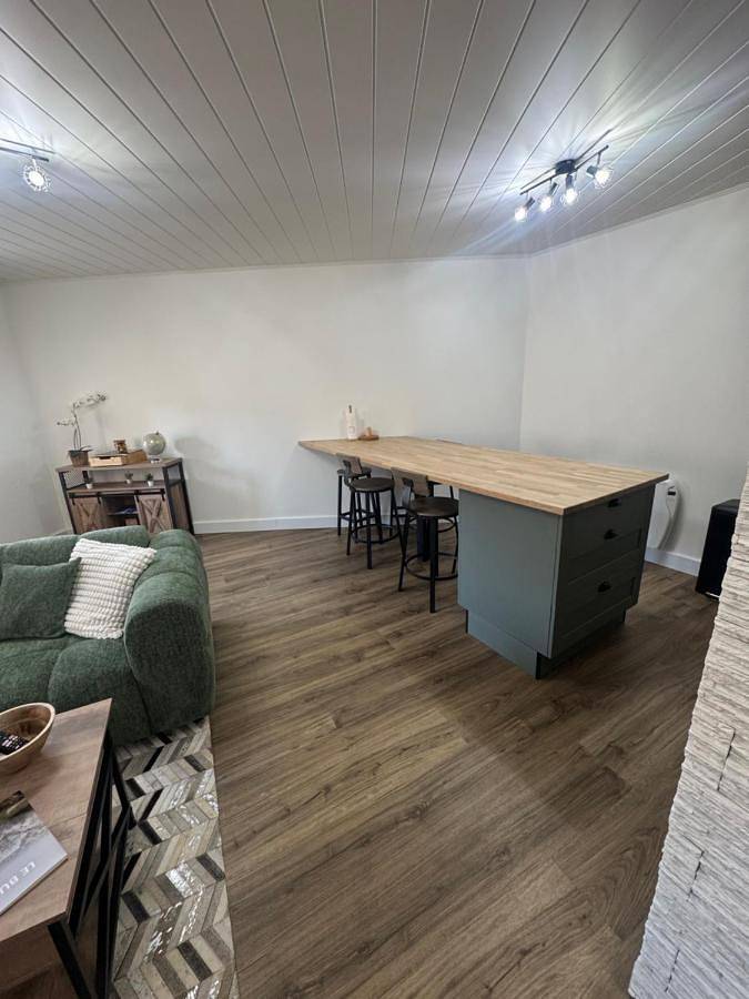 Appartement entier, Two-Bedroom Apartment in Pont-du-Château, Région de Clermont-Ferrand