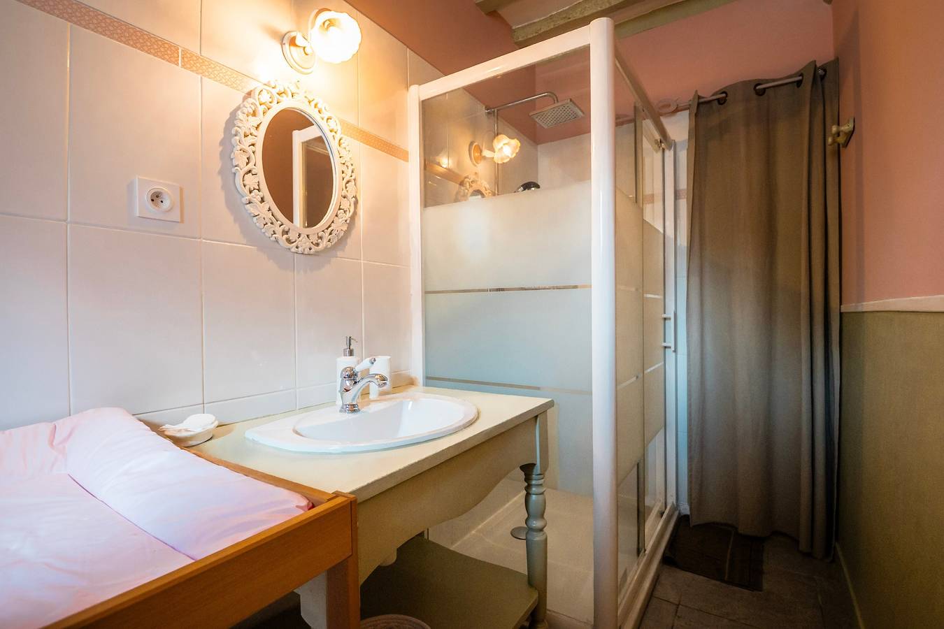 Bed and Breakfast 'Chambre Romance' con Terraza Privada, Wi-Fi y Aire Acondicionado in Ryes, Región de Bayeux