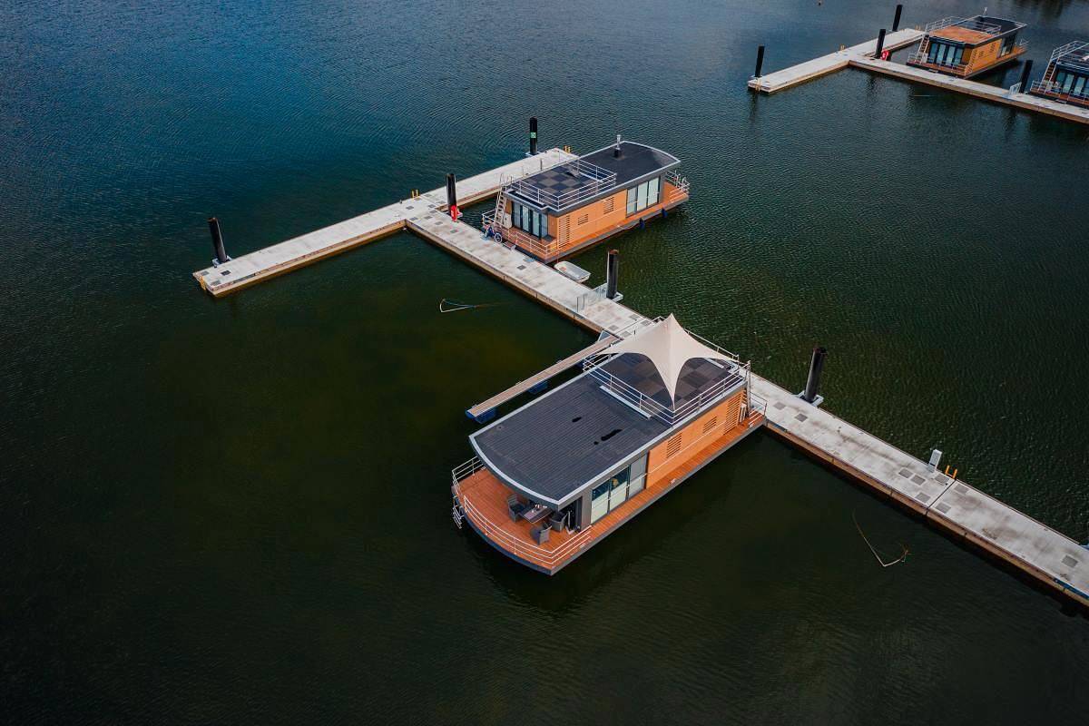 Floatinghouse Skyline: Ferienhaus auf dem Wasser mit Terrasse in Bärwalder See, Boxberg (Oberlausitz)