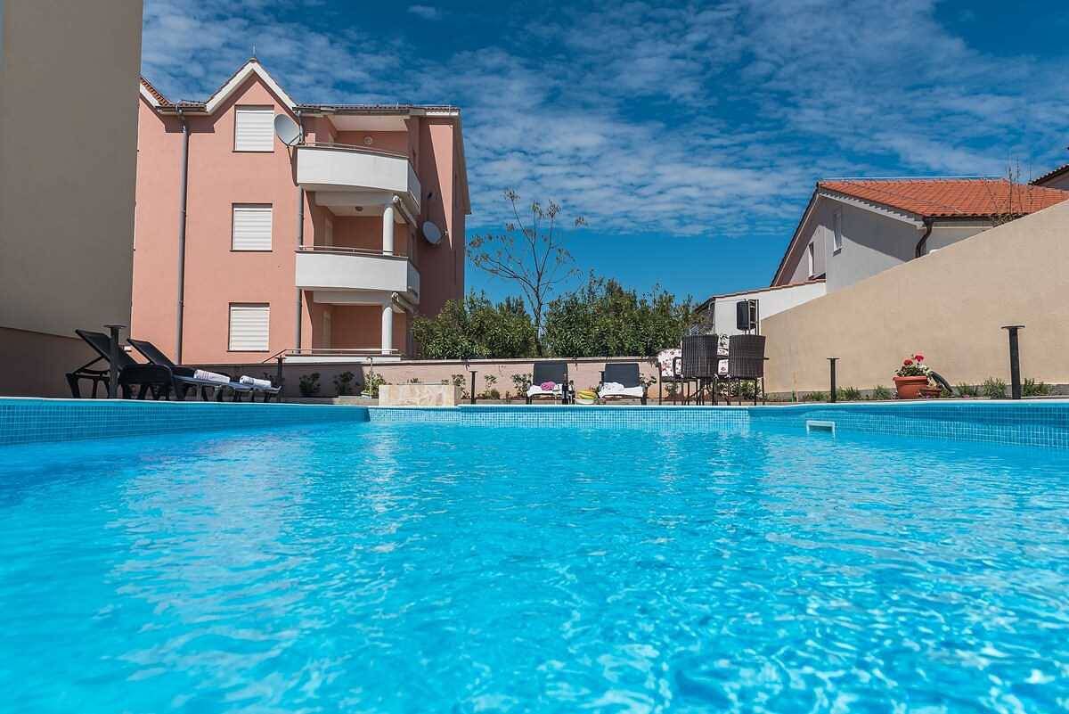 Ganze Wohnung, Ferienwohnung für 5 Personen mit Terrasse in Mulo, Vrsi