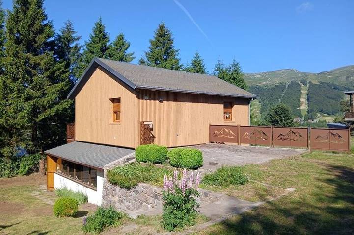Gîte pour 8 personnes, avec jardin ainsi que sauna et terrasse à Besse-et-Saint-Anastaise