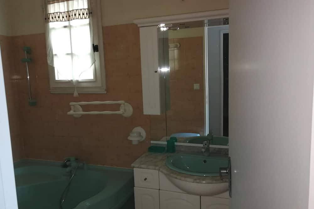 Entire apartment, Homerez - Apartment in Le Pontet in Le Pontet, Vaucluse