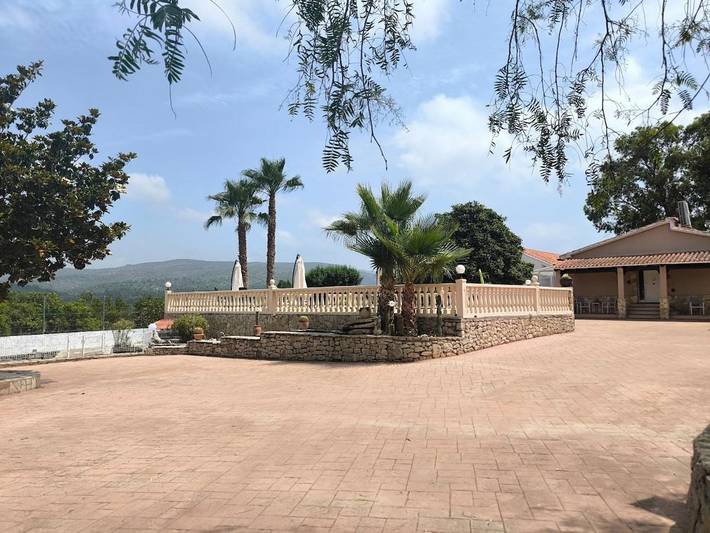 Chalet para 7 personas, con piscina y piscina para niños además de jardín y jacuzzi, Familias con niños en Vall D'albaida