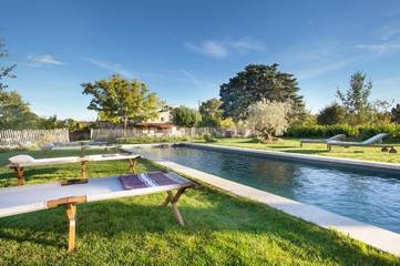 Gîte pour 3 personnes, avec piscine ainsi que terrasse et vue à Goult
