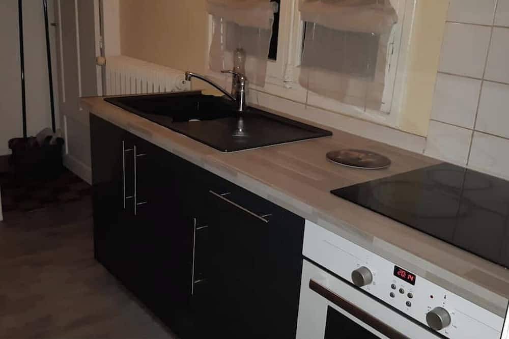 Entire apartment, Residence Mifaly - Red and white decor apartment in Châteauroux, Châteauroux region