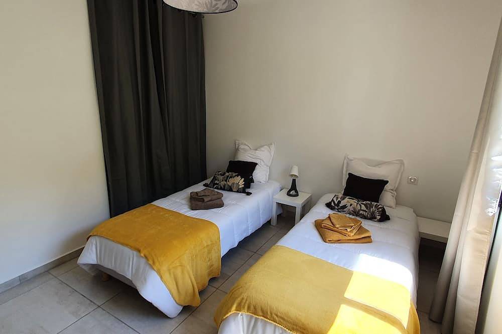 La Villa Beau Soleil in Saint-Julien-de-Peyrolas, Nimes region