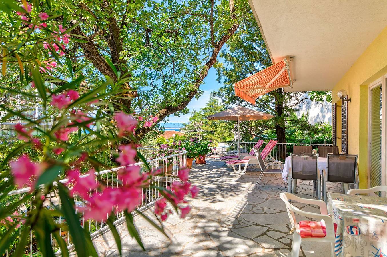 Appartement entier, Charmantes Apartment nur 200 Meter zum Strand mit Meerblick, Liegen, Grillbereich in Selce, Primorje-Gorski Kotar