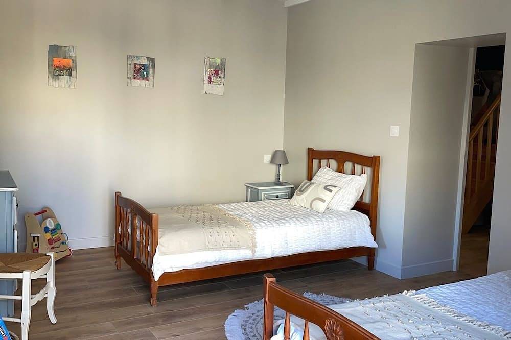 Charming gîtes 320m2 for up to 22 people +heated pool 300m from the Ardèche river in Aubenas, Ardèche
