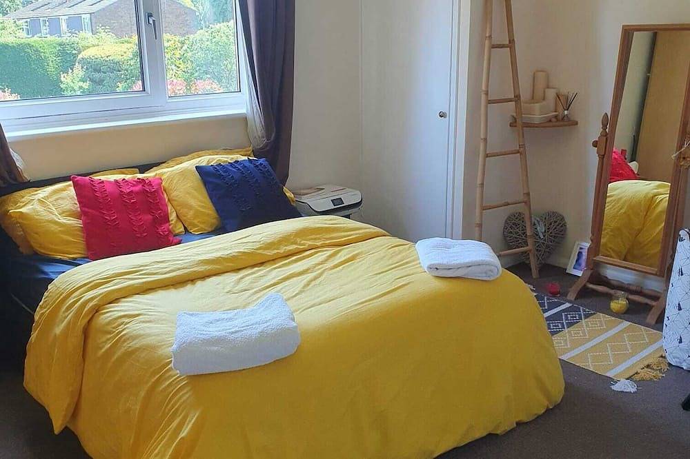 Entire apartment, 1 bedroom apartment wt ext leather sofa chair. 10 minutes to city center in Horsham, West Sussex