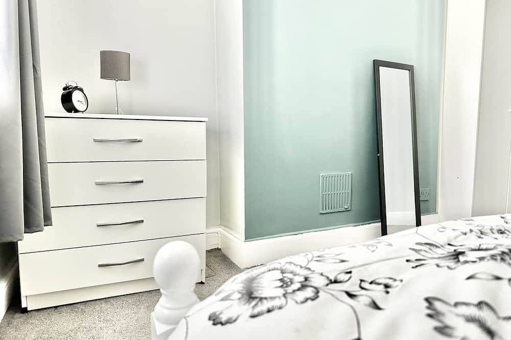 Spacious Three Bed House & Private Garden - New Brighton Beach & Promenade in Merseyside