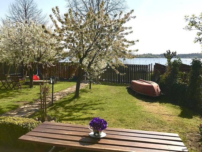 Ferienhaus für 2 Personen, mit Seeblick und Terrasse sowie Garten an der Müritz
