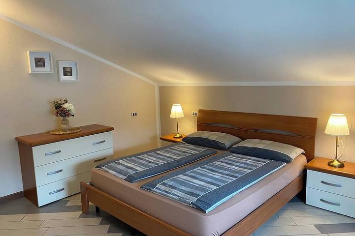 Ganze Wohnung, Right on the lake, view of the lake and mountains, 200m to shop in Idro, Gardasee-Berge