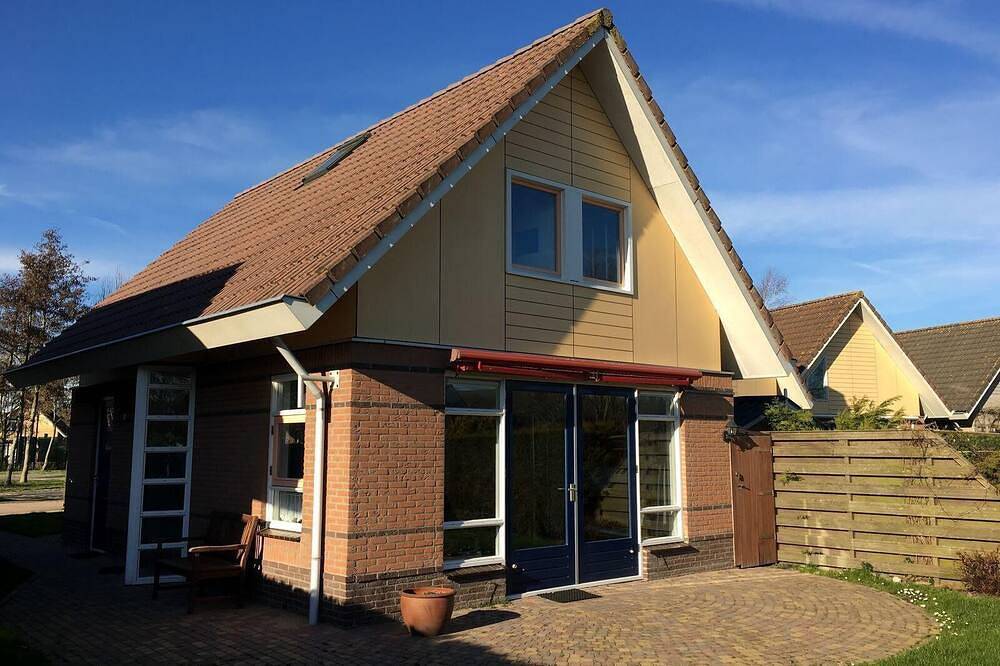 Comfortable bungalow with Sauna in Medemblik, Ijsselmeer
