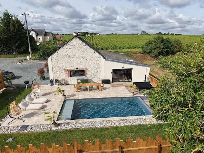 Location de vacances pour 15 personnes, avec Jacuzzi et Terrasse ainsi que Jardin et Piscine à Saint-Aubin-de-Luigné