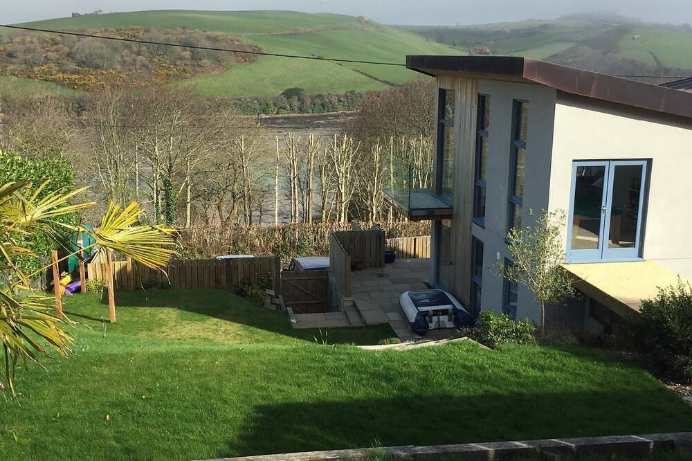 Stylish House minutes walk from Sandy Beaches in East Portlemouth, South Devon