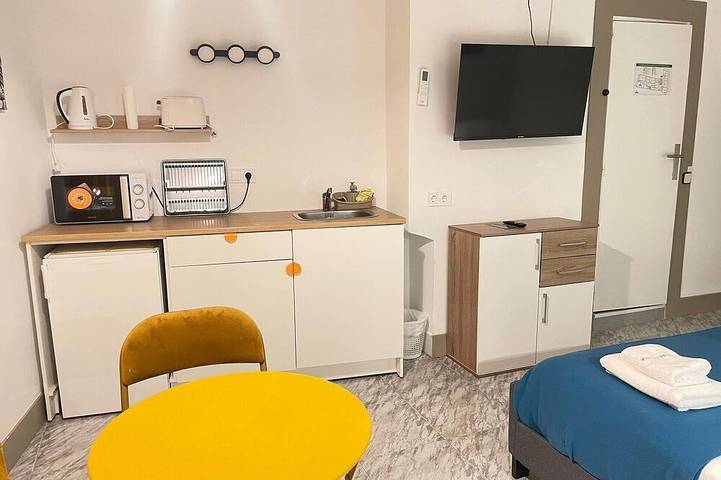 Triple Superior - Balcón Calle el Pilar - Mini Cocina-bańo Privado in Arganda del Rey, Área Metropolitana de Madrid