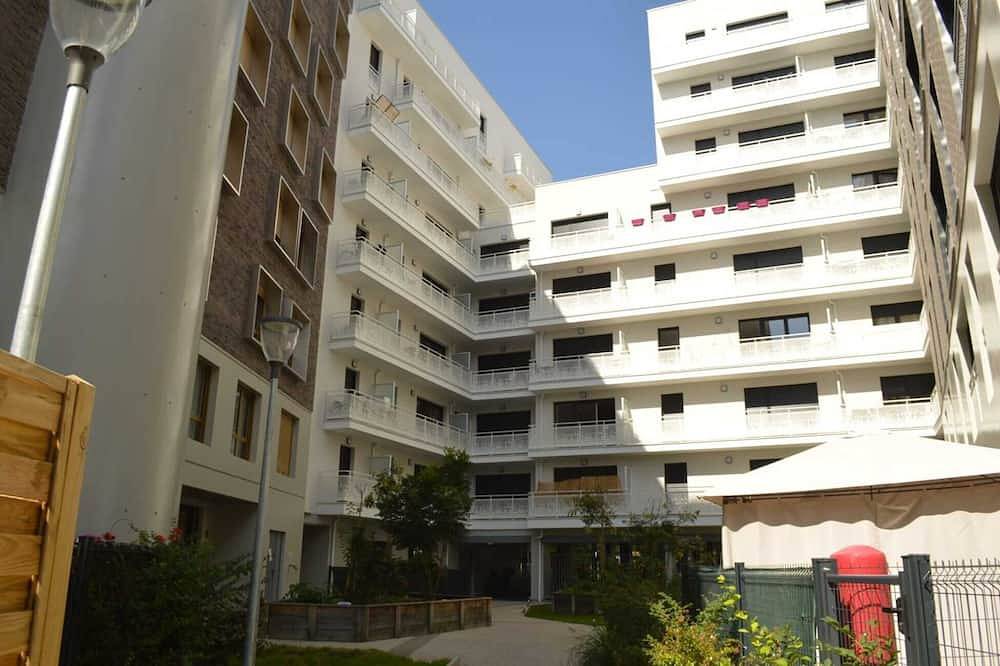 Ganze Wohnung, Cheap Charming family size studio with self made office, Tv, Wifi, Cafe, etc in Bobigny, Seine-Saint-Denis