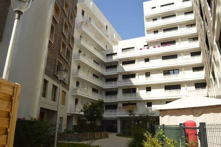Apartamento entero, Cheap Charming family size studio with self made office, Tv, Wifi, Cafe, etc in Bobigny, Sena-Saint Denis