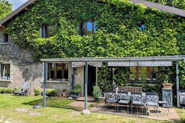 Gîte pour 12 personnes, avec piscine ainsi que jardin et jacuzzi à Fougerolles