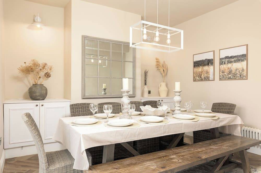 Luxury Cardiff Townhouse, 5 bedrooms, sleeps up to 12 guests in Cardiff, Cardiff en omgeving