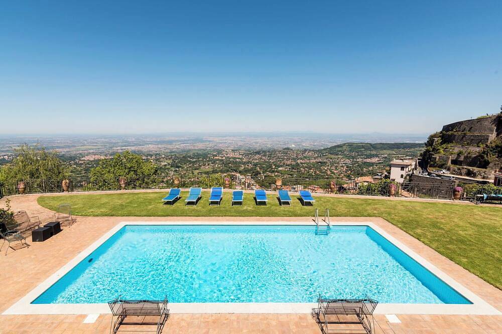 Herrliche Wohnung in einem Ferienhaus mit Klimaanlage,  W-Lan, privatem Pool, Tv und Innenhof in Rocca di Papa, Parco Regionale dei Castelli Romani