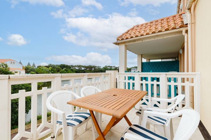 Appartement de vacances pour 4 personnes, avec piscine ainsi que vue sur le lac et balcon