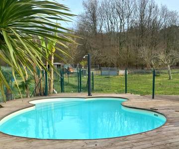 Cottage pour 4 personnes, avec vue ainsi que jardin et piscine à Montcaret