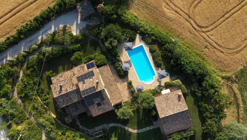 Rustico per 2 persone, con piscina e giardino nonché panorama nelle Marche