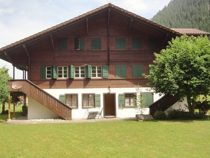 Hütte für 4 Personen, mit Terrasse und Garten in Lenk