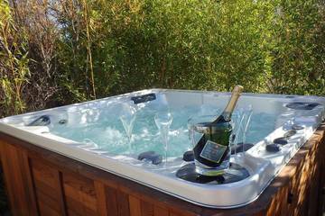 Gîte pour 4 personnes, avec terrasse ainsi que jacuzzi et jardin à Maubec