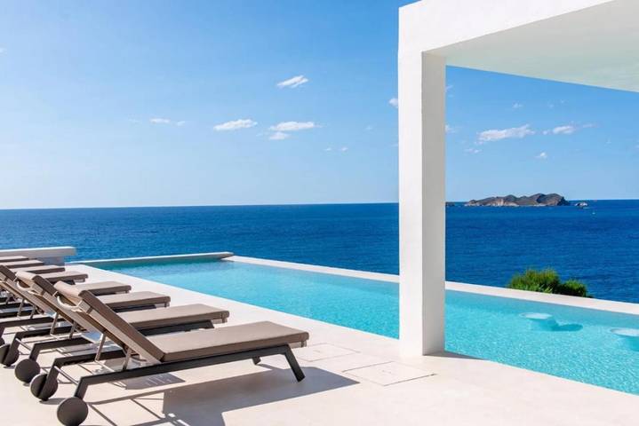 Location de vacances pour 12 personnes, avec piscine ainsi que jardin et jacuzzi à Cala Tarida - 4