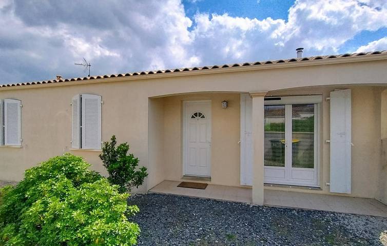 Location de vacances pour 6 personnes, avec Terrasse ainsi que Jardin et Piscine à Soubise