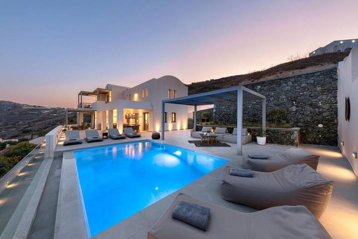 Holiday home for 12 people, with balcony, child-friendly in Santorini