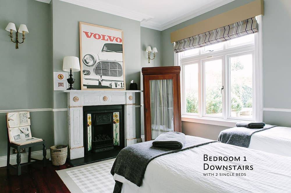 Large Luxury Architect Designed House, Sleeps 15. City 15 mins by bus. in Dublin, County Dublin