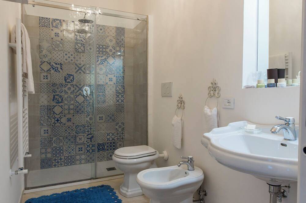 Daphne Suite with garden within walking distance of the station and the sea in Meta, Península Sorrentina