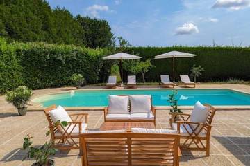 Gîte pour 12 personnes, avec piscine ainsi que jardin et terrasse à Josnes