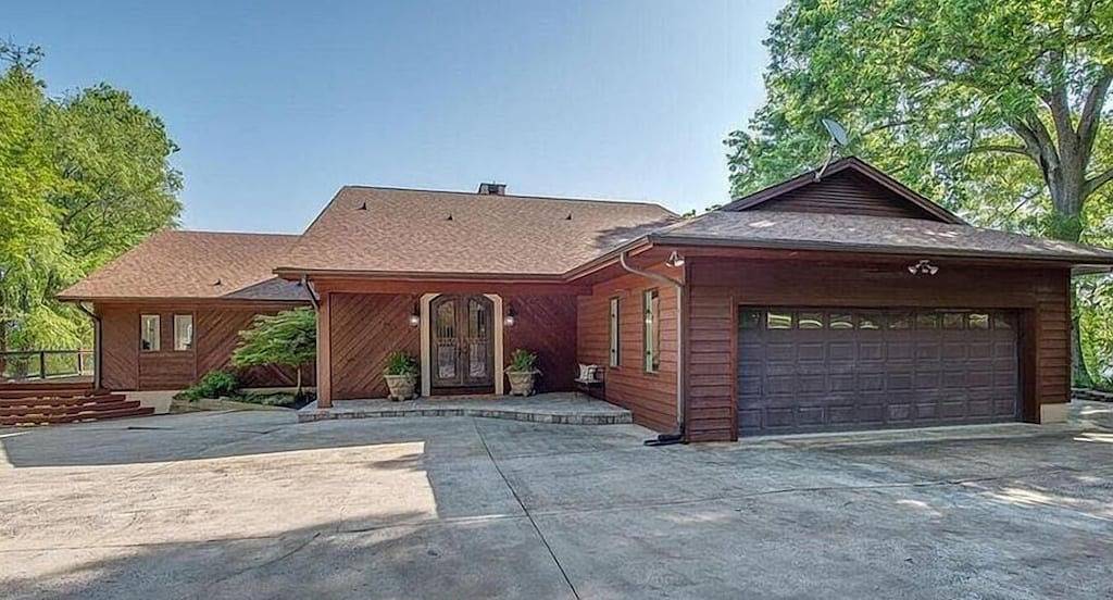 Private Lakeside Oasis - Newly Renovated - Spacious Interior - Movie Theater in Gaston County