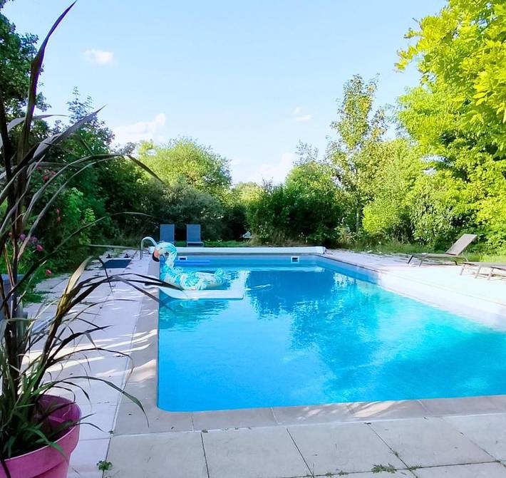 Gîte pour 4 personnes, avec Terrasse et Jardin ainsi que Piscine et Vue à Nogent-sur-Aube